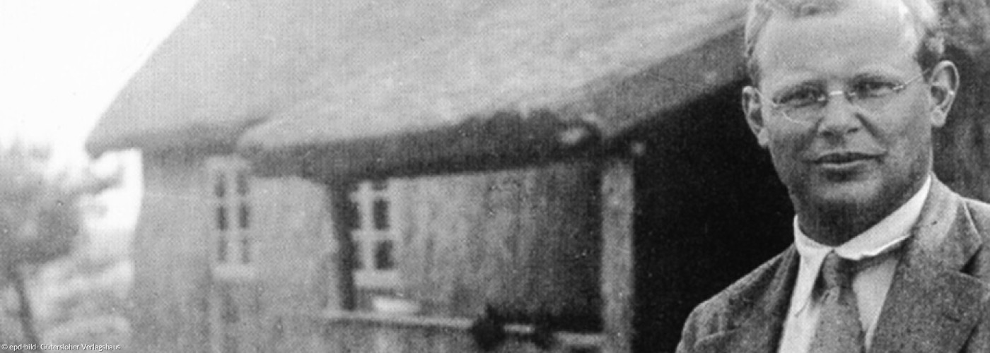Dietrich Bonhoeffer vor dem Zingsthof im Seeheilbad Zingst