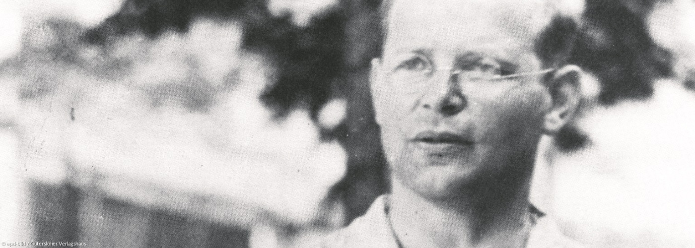 Dietrich Bonhoeffer im Hof des Wehrmachtsuntersuchungsgefängnisses von Berlin-Tegel im Sommer 1944. Vor 60 Jahren, am 9. April 1945, wurde der evangelische Theologe Bonhoeffer im Konzentrationslager Flossenbürg bei Regensburg hingerichtet. Bonhoeffer wurde nur 39 Jahre alt. Und doch hat kaum ein evangelischer Theologe des 20. Jahrhunderts so tief in Kirche und Gesellschaft hinein gewirkt wie er. Sein leidenschaftlicher Protest gegen die Nationalsozialisten, seine aktive Rolle im Widerstand gegen Hitler, sei