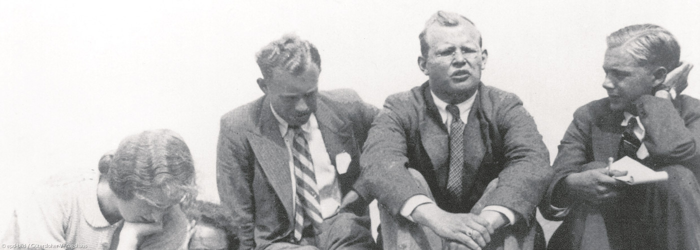 Inge Karding, Lotte Kühn, O. Dudzus, Dietrich Bonhoeffer und ein unbekannter Schwede (v.li.) bei der ökumenischen Jugendkonferenz in Fanö, Schweden, im August 1934. 